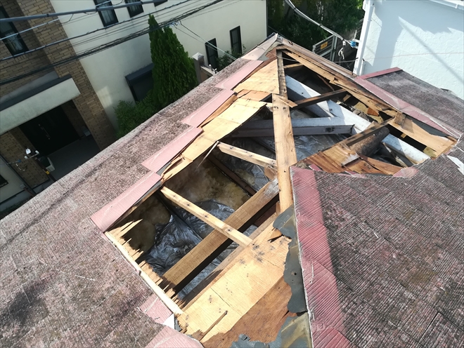 横浜市神奈川区斎藤分町にて台風１５号の影響で屋根スレート材が下地ごと剥がされておりました