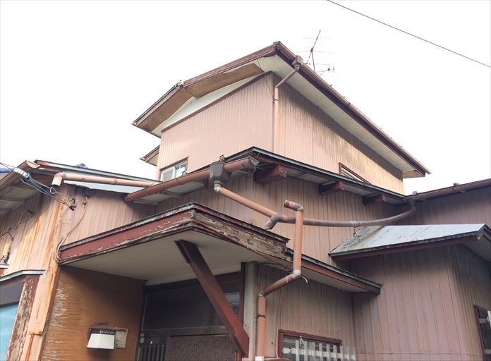台風の影響で屋根が吹き飛ました