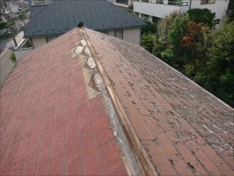 大棟と一部化粧スレートが飛散してしまっている屋根
