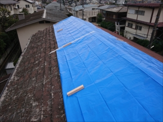 寒川町岡田にて台風被害で棟板金と化粧スレートが飛散した為葺き替え工事のご提案、着工まで時間がかかる為養生を実施しました