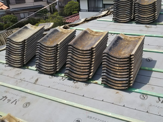 伊勢原市岡崎にて雨漏りしている屋根を屋根葺き直し工事で改善