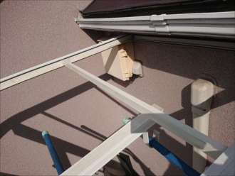 今回はフレームが歪んでしまい、新しい屋根材がはまらない状態でしたので、ベランダ屋根ごと交換する工事を行いました