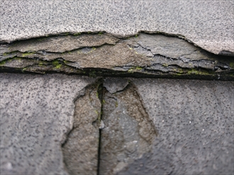 座間市四ツ谷にて表層剥離が起きている片流れ屋根には雨漏りしてしまう前にカバー工事が最適です