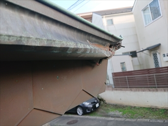 茅ヶ崎市松尾にて緑青の銅製雨樋がトラックにぶつけられて破損してしまい交換の必要性がありました