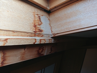 室内側の木枠に染みが出ている時は雨漏りしています