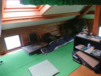 屋根裏を部屋にして書斎として使用されていました