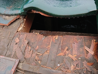 野地板と防水紙が意味を成していない為雨が降れば全て建物内へ入ってしまいます