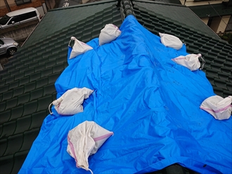 藤沢市柄沢にて緑色の綺麗な瓦が台風15号によって吹き飛ばされ雨漏りしてしまっていました