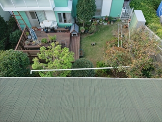 屋根に異常はありませんでしたが、屋根から見下ろすとお隣の庭に雨樋らしきものが落ちています