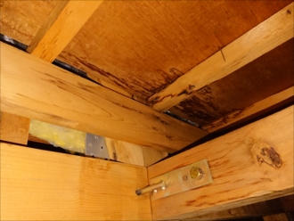 葉山町下山口にて躯体に雨染みを確認、雨漏りは屋根以外からでも起こります