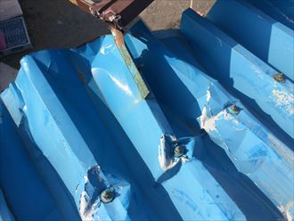 寒川町大曲で台風１５号の影響で折板屋根が破損、部分的な復旧が可能な状態でした