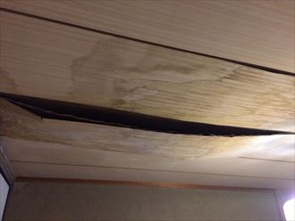 逗子市小坪で屋根の棟板金飛散により、天井から雨漏りが発生しました