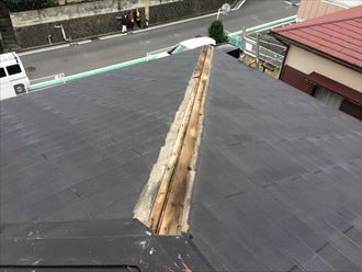 屋根の棟板金は外れた状態