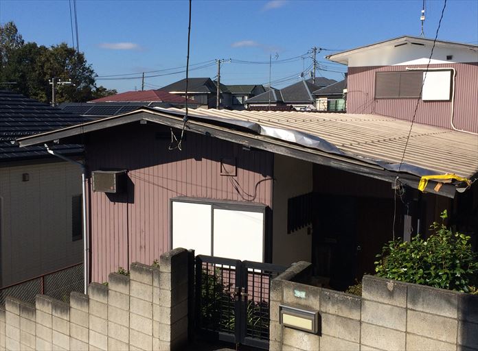 風により板金屋根が剥がれた原因を追究