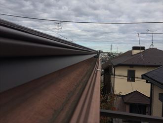 雨樋が外に開いている