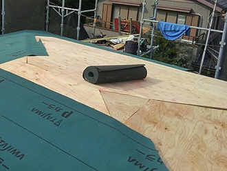 須賀市湘南鷹取　屋根葺き替え工事　野地板と防水紙を設置