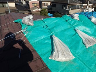 川崎市中原区木月大町　強風で棟板金が外れたので養生している