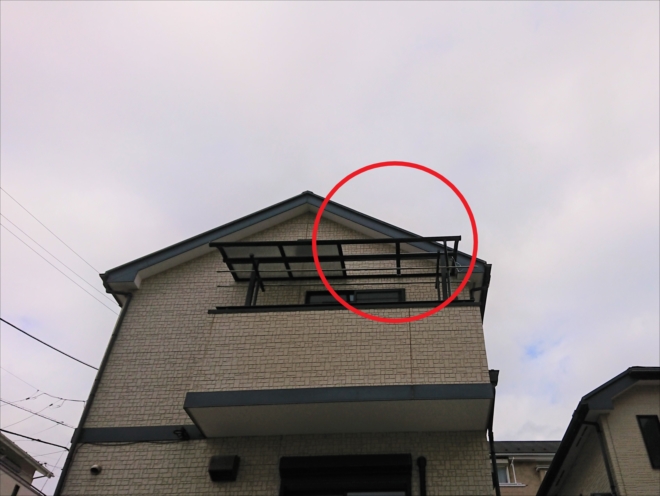 藤沢市湘南台にて強風被害 擁壁の上に建てられたお住まいのバルコニー庇のポリカーボネートが飛散してしまいました 横浜の屋根工事 屋根リフォーム 屋根塗装は街の屋根やさん横浜