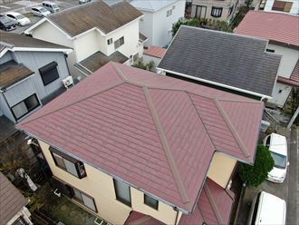 葉山町下山口でドローンを使用したスレート屋根点検、傷み具合が全体的にハッキリ見えます