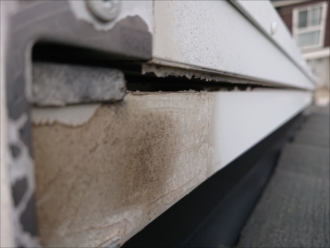 逗子市桜山にて既に雨漏り調査、屋根には経年劣化したトップライトとパミールが使用されていました