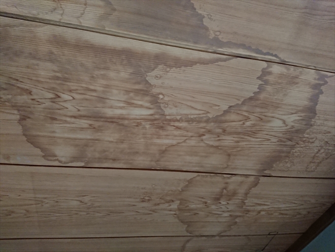 天井に木の年輪のような跡が出ているときは相当前から雨漏りが始まっている可能性がございます