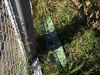 隣の敷地に落ちていた棟板金