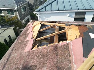 破損した大きな穴が開いたスレート屋根
