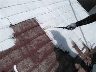 スレート屋根に下塗り材を塗布