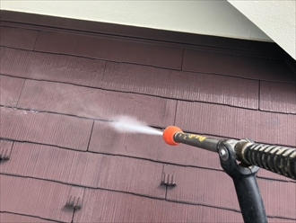 屋根塗装は高圧な水を当てて汚れを落とすところから始めます
