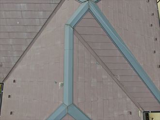 スレート屋根の破損部を至近距離で撮影