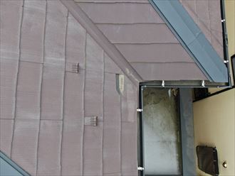 スレート屋根の破損部をドローンで撮影