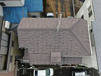 高基礎で３階建ての建物の屋根をドローンで調査