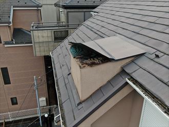 高基礎で３階建ての建物の破損した屋根をドローンを使用して調査