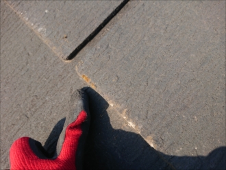 茅ヶ崎市甘沼にてグリシェイドＮＥＯが使われた屋根調査、築１０年程ですがクラックや端部に傷みが出ており補修が必要です