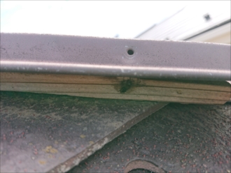 大和市渋谷では経年劣化で棟板金を固定する釘が飛散しており下地である貫板が丸見えの状態、棟板金交換工事が必要です