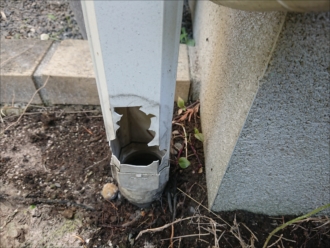 竪樋も部分的に割れてしまってる