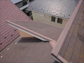 座間市ひばりが丘にて築20年メンテナンスがされていない化粧スレートは屋根塗装ではなく他の屋根工事でのメンテナンスが必要な場合もあります