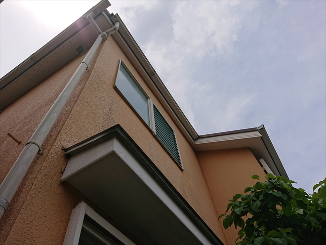 オレンジの外壁が印象的な外観