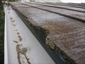 雨樋の近くは雨水が集まる所ですので、他の場所よりも屋根材が傷みやすい