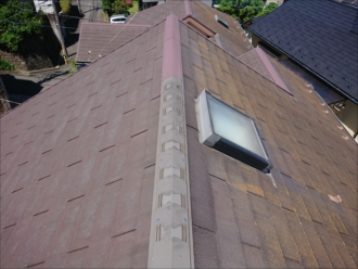 急勾配切妻屋根の棟違い納め