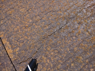 屋根に無数にできたクラック