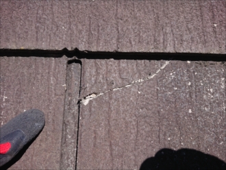 スリットがあるとそれだけ雨水を吸い込む箇所が通常のスレートより多いのです