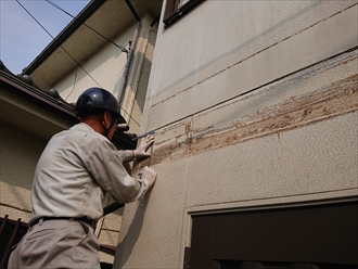 下地補強のために外壁に開口を設けます