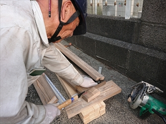 事前に測っておいたおいた寸法で木材を切る