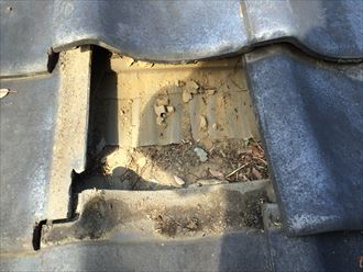 瓦の内部に土やホコリが溜まってます