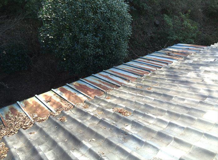 瓦屋根と板金屋根の点検