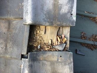 瓦が破損して無くなったところの内部