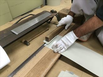 木で叩いてより平らに仕上げます