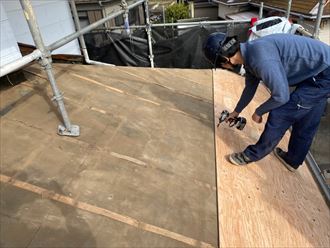 セメント瓦を撤去して清掃した屋根面に野地板を重ね張り