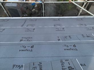 屋根葺き替え工事でルーフィング（防水紙）の敷設を行いました